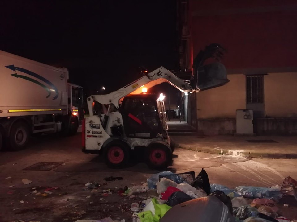 Napoli, Ponticelli: E' partita la bonifica dei rifiuti in viale Carlo Miranda [Foto]