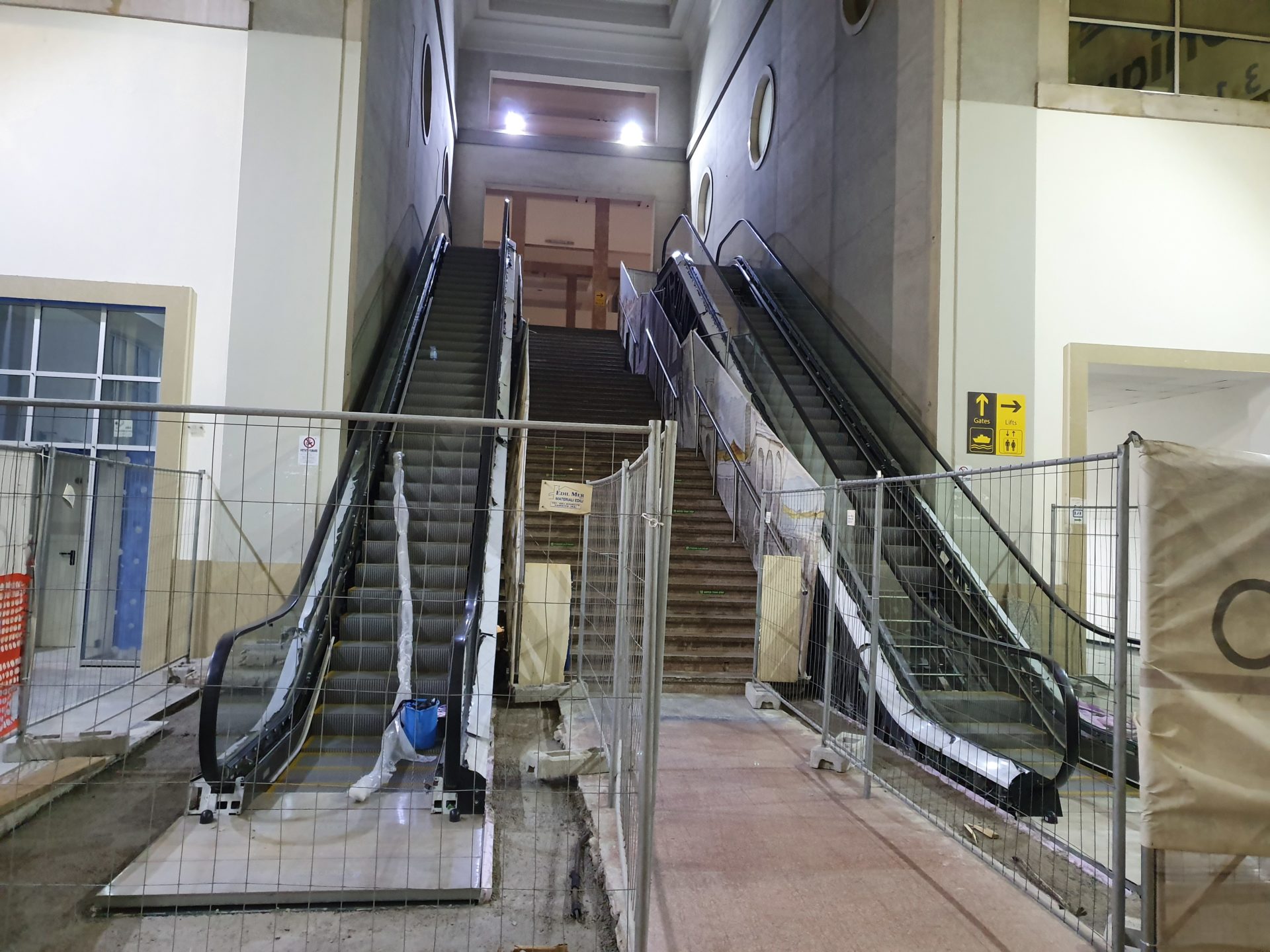Stazione Marittima, ridotto lo scalone d'ingresso per realizzare due scale mobili
