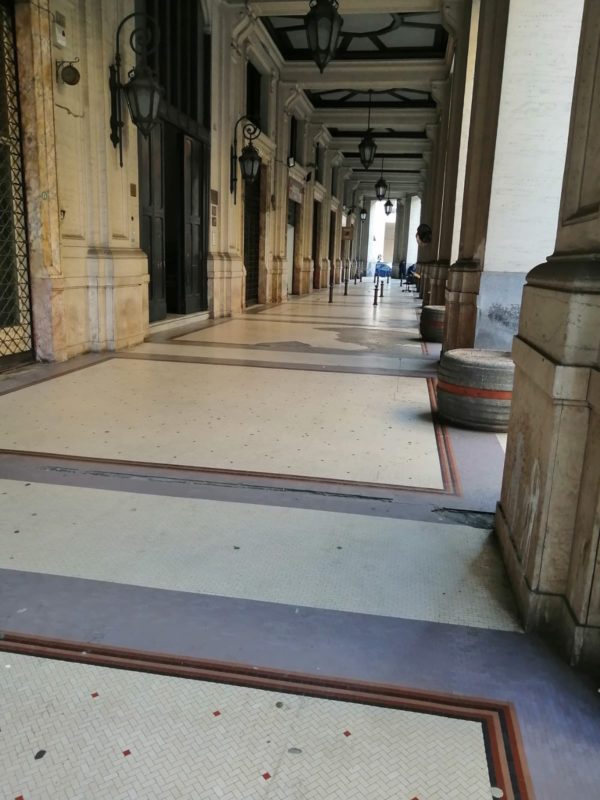 Confcommercio: porticato di via Morelli libero dal degrado. Ora tocca alla Galleria Umberto I [FOTO]