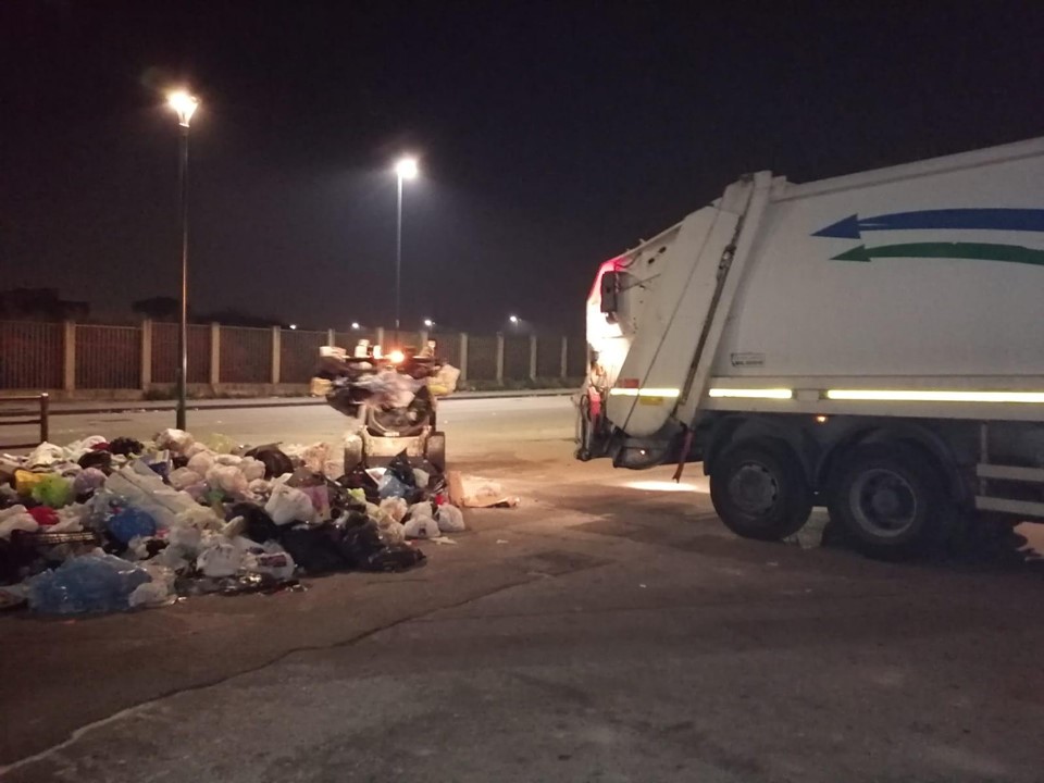 Napoli, Ponticelli: E' partita la bonifica dei rifiuti in viale Carlo Miranda [Foto]