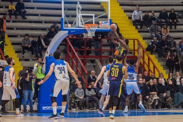La Gevi Napoli Basket vince il derby contro la Givova Scafati 75-68