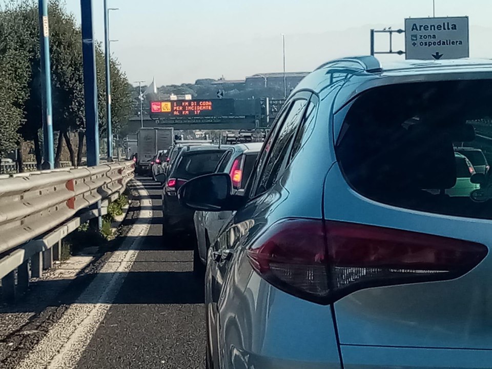 Traffico in tilt sulla Tangenziale di Napoli per grave incidente in direzione Corso Malta