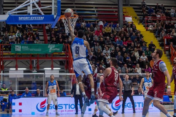 Basket. La Gevi Napoli torna al successo: battuta Trapani 62-49 al PalaBarbuto Basket. La Gevi Napoli torna al successo: battuta Trapani 62-49 al PalaBarbuto