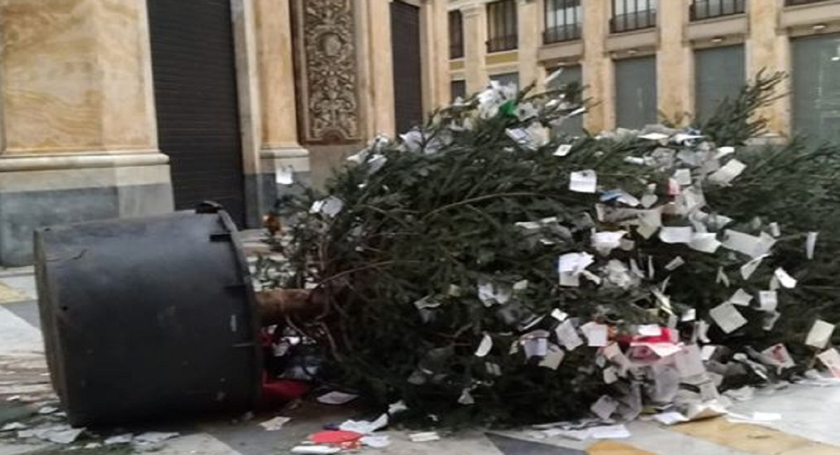 Vandali in azione in Galleria Umberto a Napoli, abbattuto l'albero di Natale