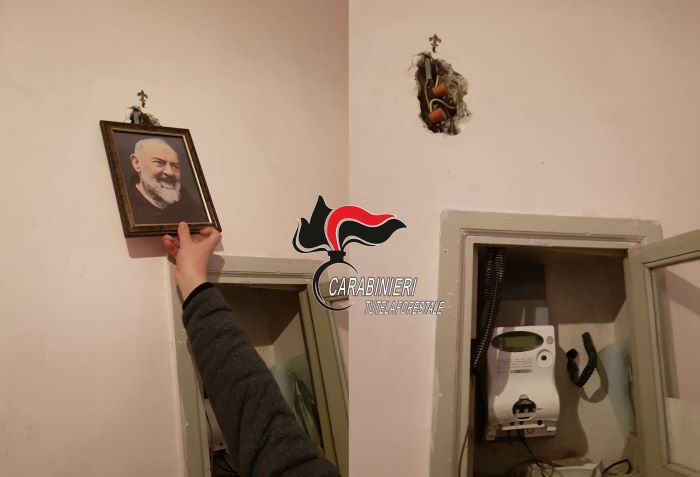Ruba corrente e nasconde l’allaccio abusivo dietro quadro di Padre Pio: arrestato