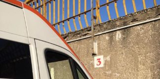 Ponticelli, raid contro un'ambulanza: distrutto un finestrino