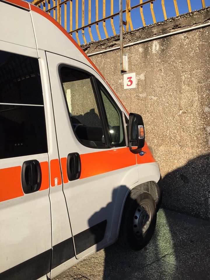 Ponticelli, raid contro un'ambulanza: distrutto un finestrino