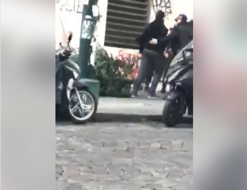 Baby gang scatenate a Napoli, razzie di alberi per incendiarli (Video)