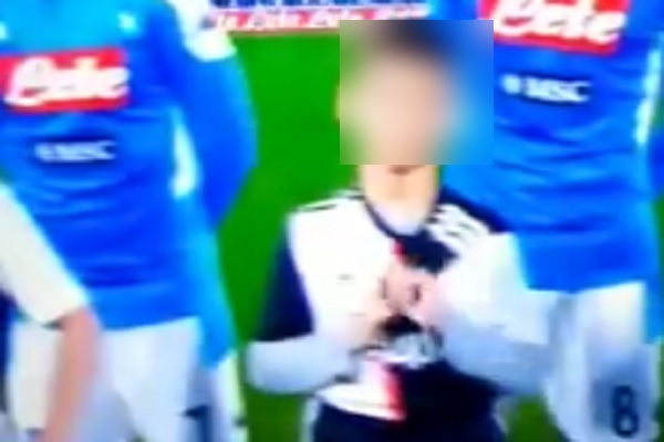 Calcio Napoli, bimbo mascotte copre il logo e offende la Juve: è gogna