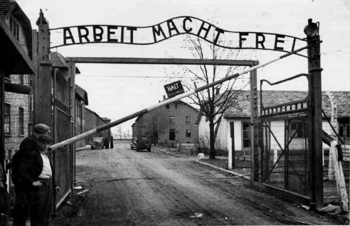 Graffiti antisemiti trovati nelle baracche del campo di sterminio nazista di Auschwitz-Birkenau