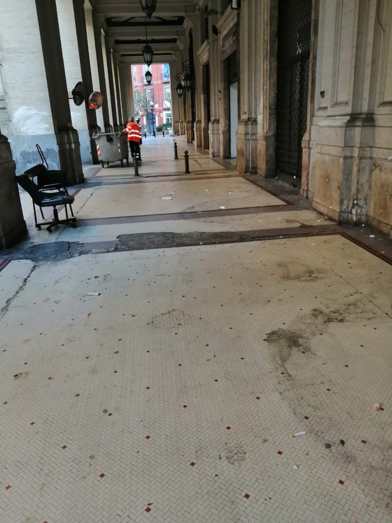 Confcommercio: porticato di via Morelli libero dal degrado. Ora tocca alla Galleria Umberto I [FOTO]