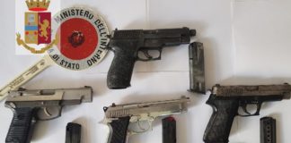 Blitz a Marianella, il cane Luke scopre un borsone con armi e munizioni