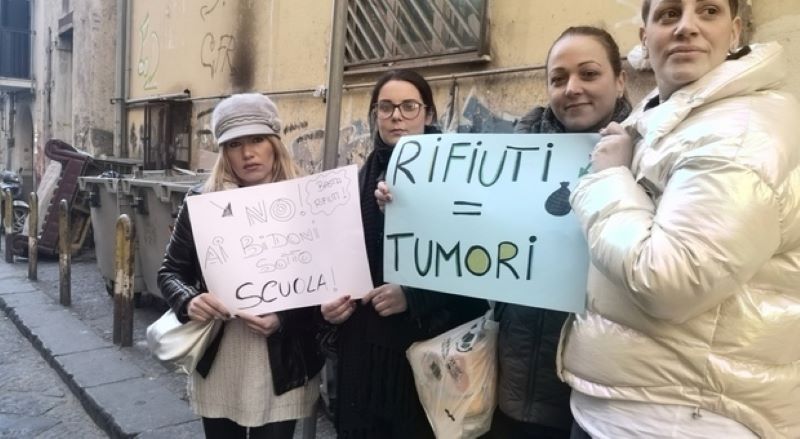 Napoli, rifiuti vicino all’asilo nido Piazzi: la protesta delle mamme