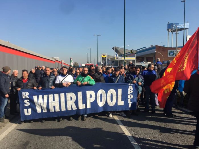 Chiusura stabilimento Whirlpool di Napoli: proclamato sciopero unitario di 16 ore