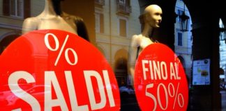 Saldi in Campania al via, ma a Napoli non ci sono file davanti ai negozi