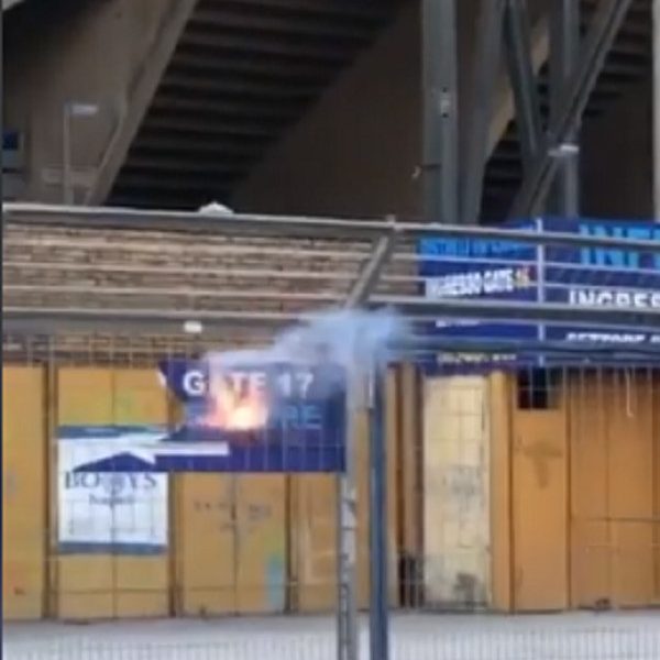Fa esplodere i cartello d'ingresso dello Stadio San Paolo e posta il video