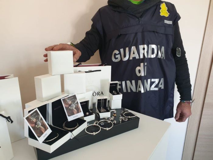 Marcianise, sequestrati al Tarì gioielli contraffatti: 50enne denunciato
