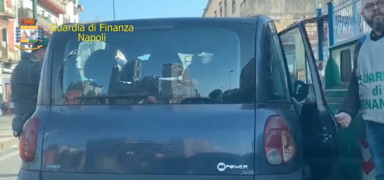 Napoli, scoperti tassisti abusivi con auto senza revisione