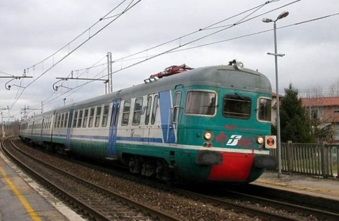 Albanova, dramma sui binari: uomo si suicida facendosi travolgere da un treno