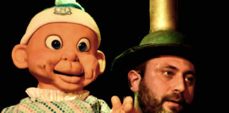 Riflessioni e risate amare al Madrearte con "La voce del Rifiuto" di Antonio Diana