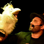 Riflessioni e risate amare al Madrearte con “La voce del Rifiuto” di Antonio Diana