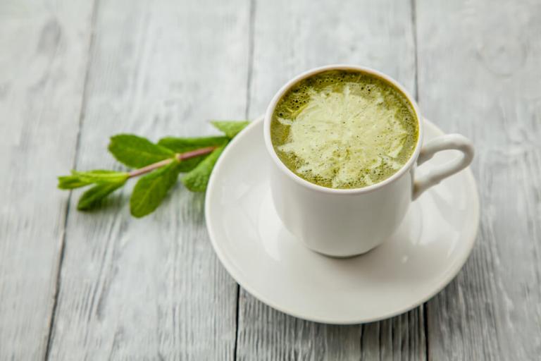 Tè verde, i benefici di una bevanda considerata un ottimo antibatterico naturale