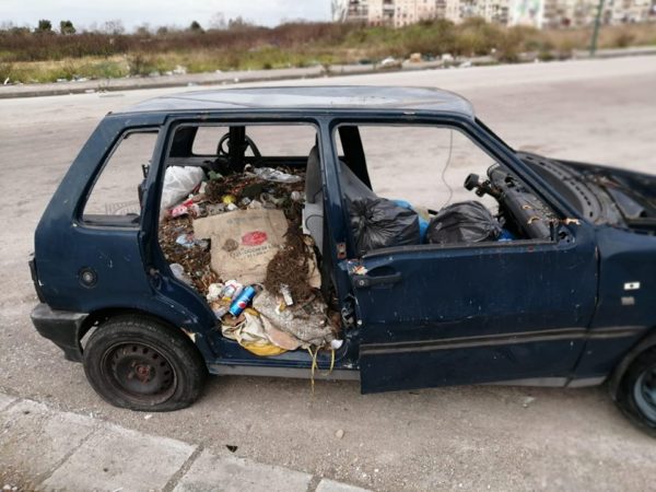 Ponticelli: Continua il degrado con rifiuti di ogni genere, animali morti e carcasse di auto