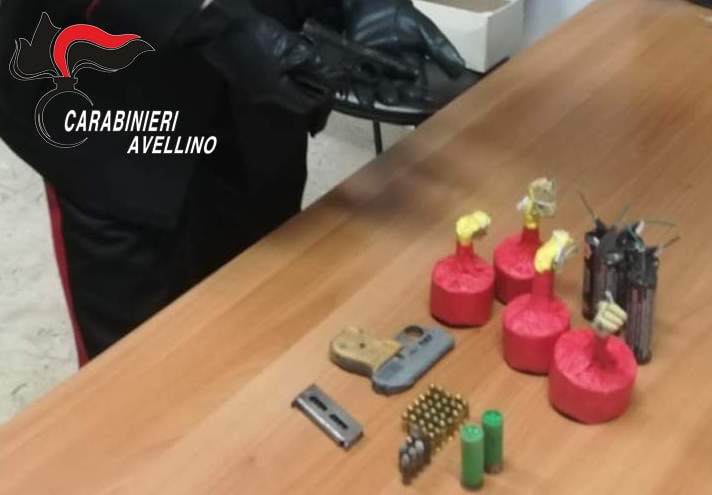 Bagnoli Irpino, pistole e munizioni occultate in casa: padre e figlio arrestati