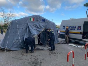 Coronavirus, tende all'ospedale San Paolo per i casi sospetti