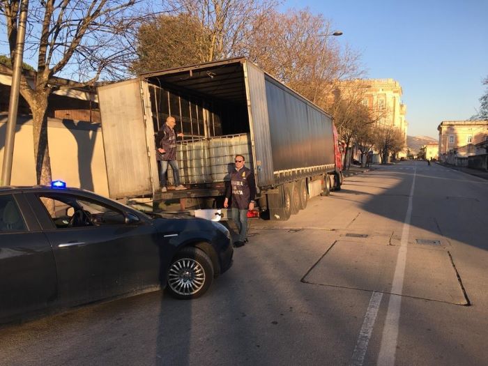 GdF Caserta: sequestrato un camion con 26mila litri di gasolio di contrabbando
