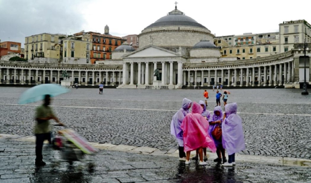 Allerta meteo Napoli, parchi chiuse e scuole aperte martedì 11 febbraio