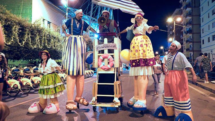 Carnevale ad Edenlandia: arriva la performance Tipi da spiaggia (VIDEO)
