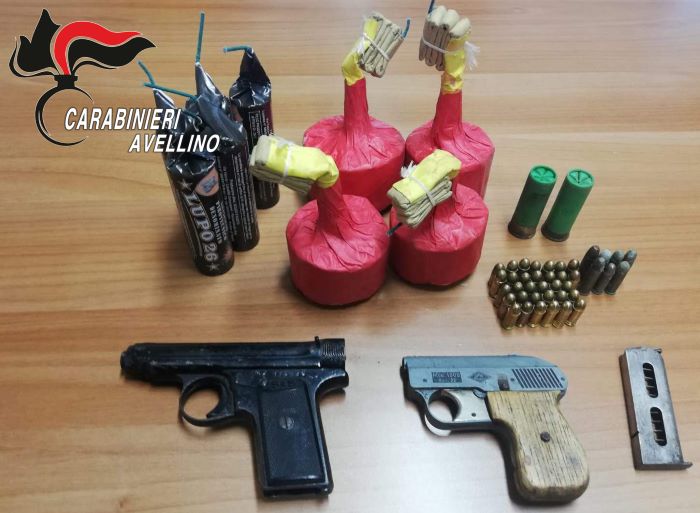 Bagnoli Irpino, pistole e munizioni occultate in casa: padre e figlio arrestati