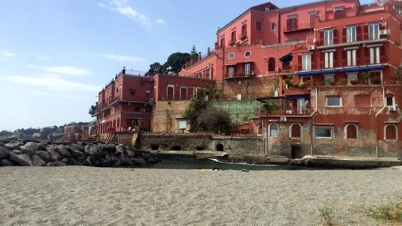 Posillipo: prendono il sole sulla spiaggia. Sanzionate 8 persone