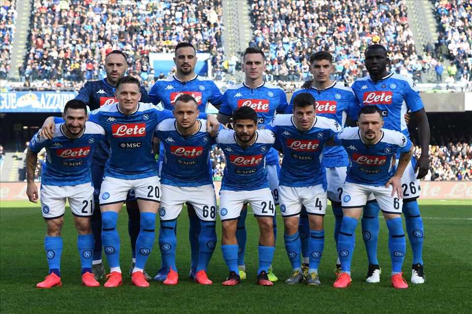 Arbitro da censura e difesa azzurra da incubo: il Lecce vince al San Paolo 3-2