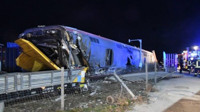 Lodi, deraglia un treno: morti due macchinisti e 27 feriti