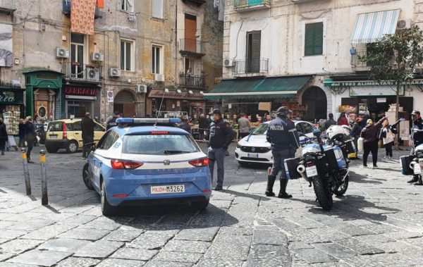 Napoli, Pignasecca: controlli e denunce della Polizia di Stato