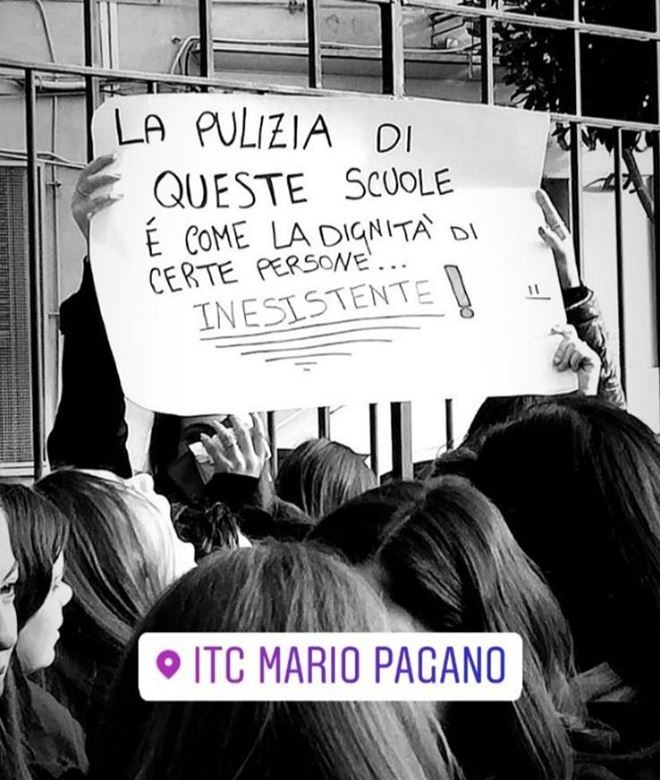 Protesta all'Istituto Pagano di Napoli: "La pulizia in questa scuola è inesistente"