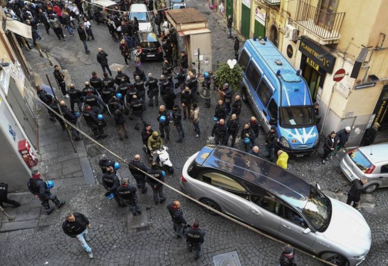 Napoli, momenti di tensione durante i funerali di Ugo Russo