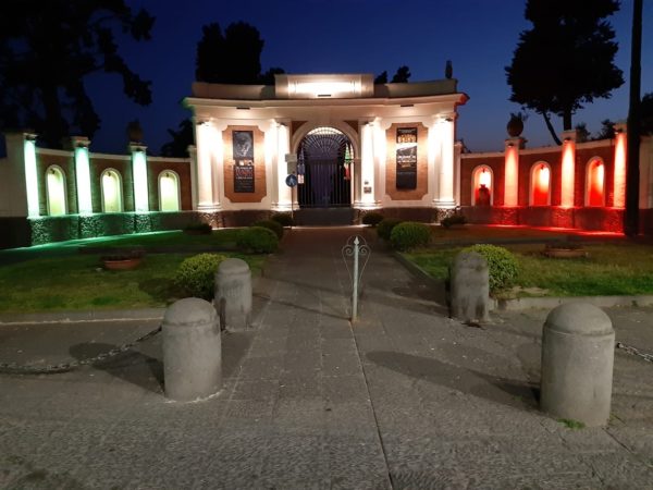 Parco Archeologico di Ercolano, la facciata illuminata dal tricolore italiano