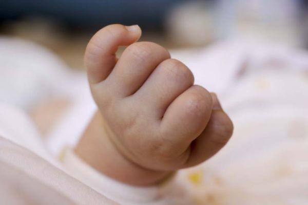 Portici, neonato ricoverato con ustioni: arrestati genitori
