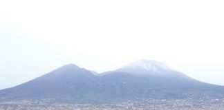 Maltempo, a Napoli imbiancata la cima del Vesuvio