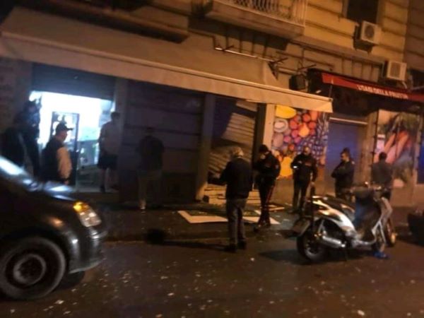 Napoli: bomba carta esplode davanti a un panificio del Vasto