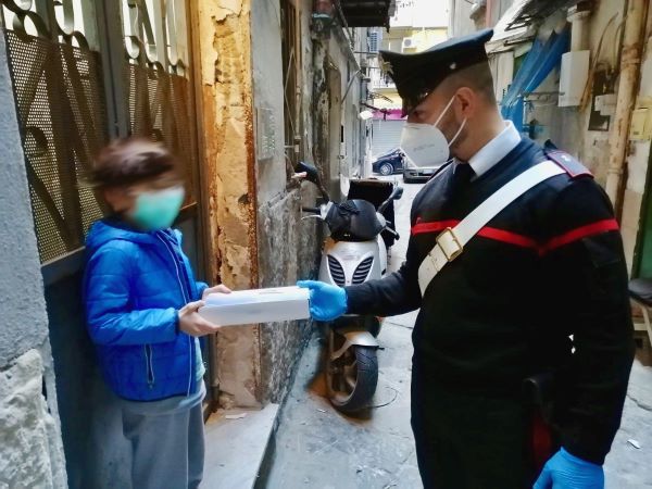 Rione Sanità, didattica a distanza: i Carabinieri consegnano 40 tablet