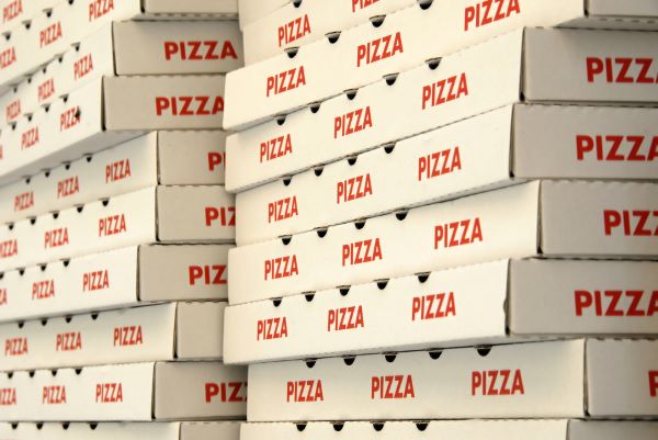 Coronavirus, l’appello di ristoratori e pizzaiuoli a De Luca: “Autorizzare consegne a domicilio”