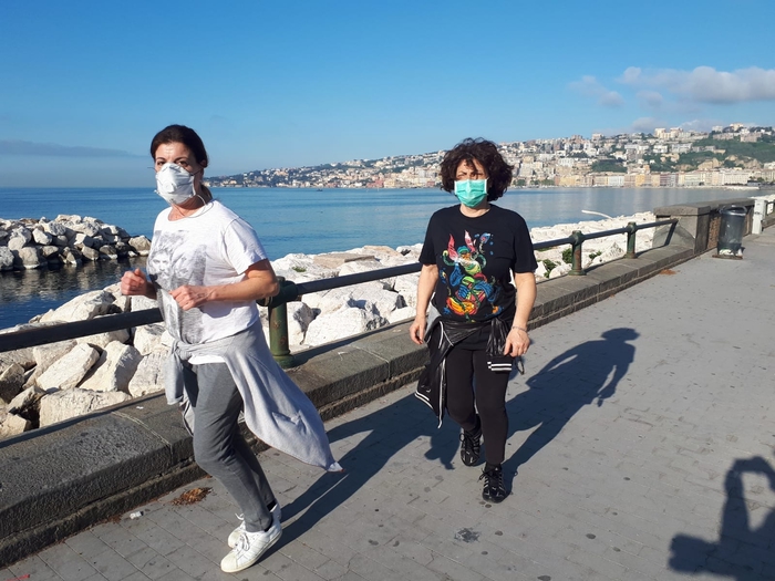 Coronavirus, sul lungomare di Napoli si torna a fare jogging