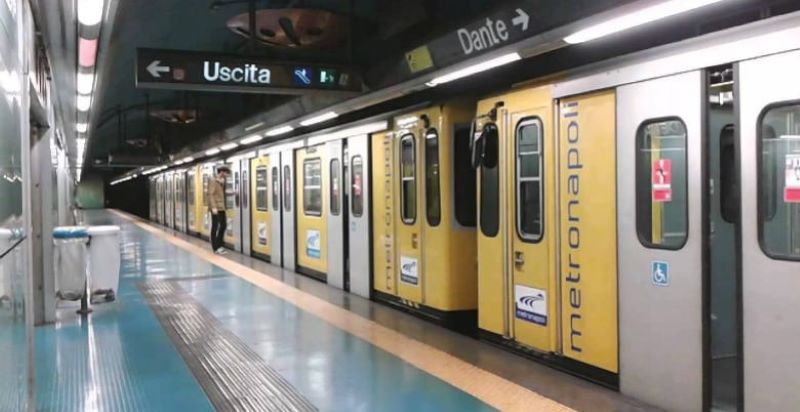 ANM Linea 1 metro. Ogni volta che durante la giornata un treno ha un guasto, deve essere riportato all'officina di Piscinola e riparato: spesso quindi i treni disponibili scendono a sette o sei.