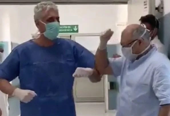 Coronavirus, applausi per il primo paziente guarito al Loreto Mare (Video)