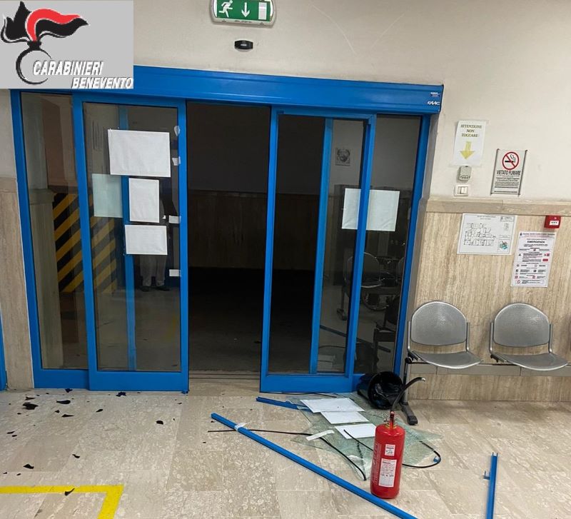 Benevento, 25enne ubriaco danneggia l’ospedale Fatebenefratelli: arrestato