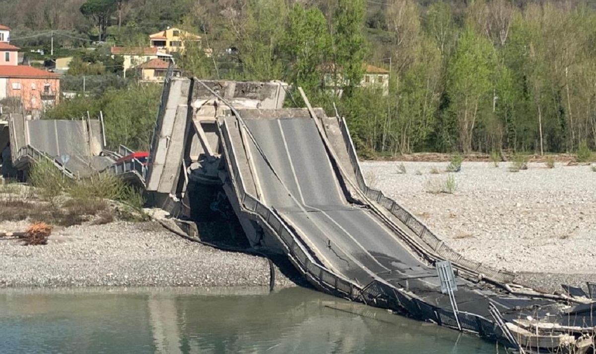 Massa Carrara, crolla ponte sul fiume Magra: il Covid-19 evita una strage